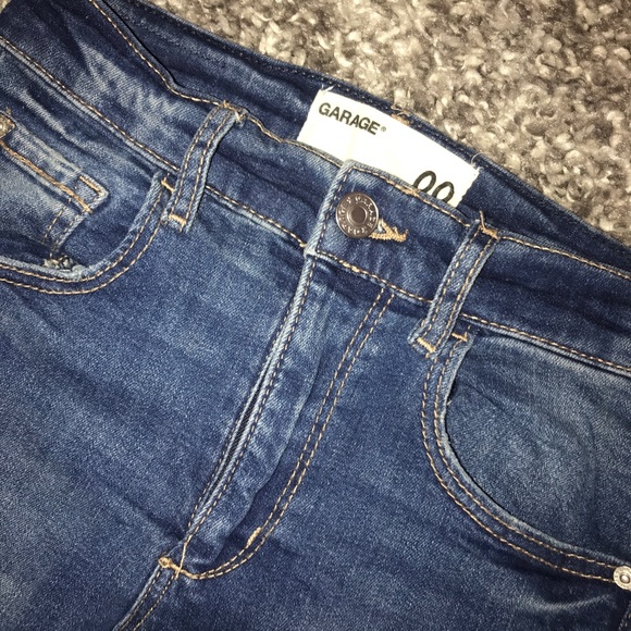 Cute high waisted jeans with rips on the knees - Picture 2 of 3